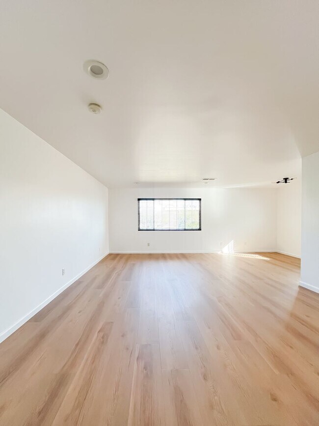 Building Photo - Breathtaking 2-Bedroom Townhome with 2-Car...