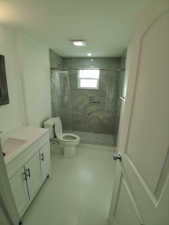 Building Photo - Spacious 2/2 with a garage available until AUGUST