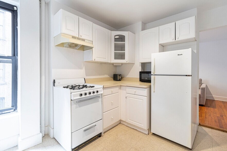 Building Photo - 315 E 95th St