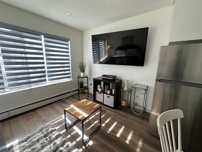 Building Photo - 725 E Main St