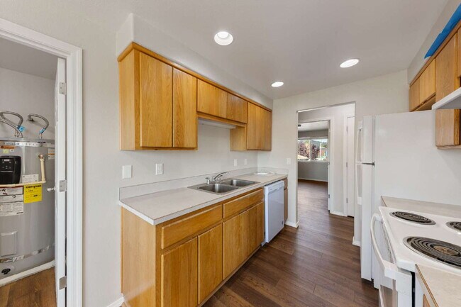 Building Photo - Fresh & Updated 2 bedroom W/S included!