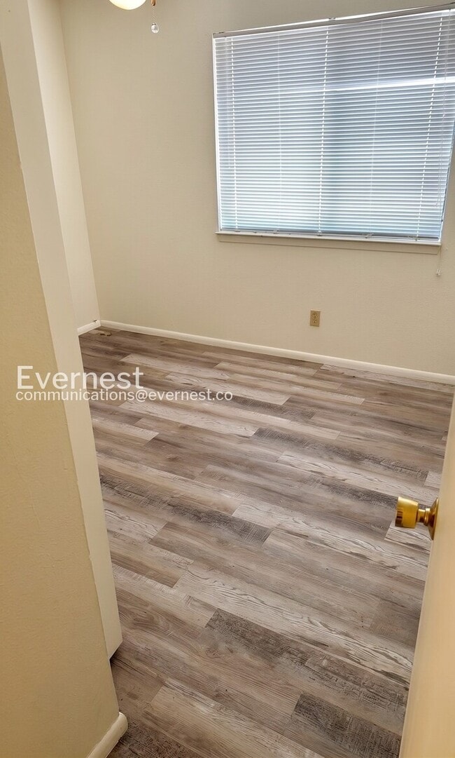 Building Photo - 2 Bed/2 Bath Condo with Modern Amenities / Coming Soon!