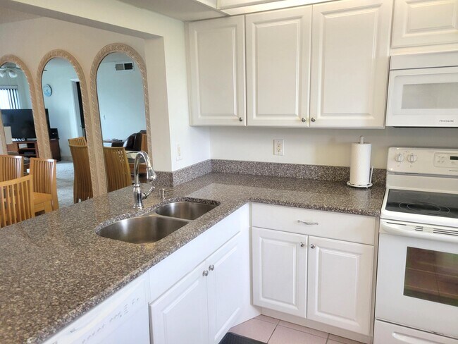 Building Photo - 10152 S Ocean Dr