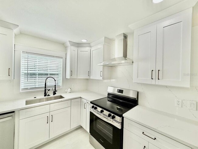 Building Photo - 15611 Walden Ave