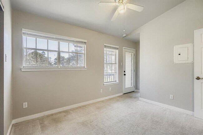 Building Photo - 1827 River Crossing Cir