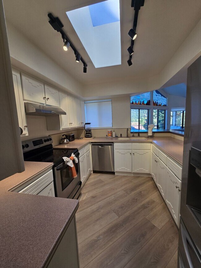 Building Photo - 2269RR-Upper Level