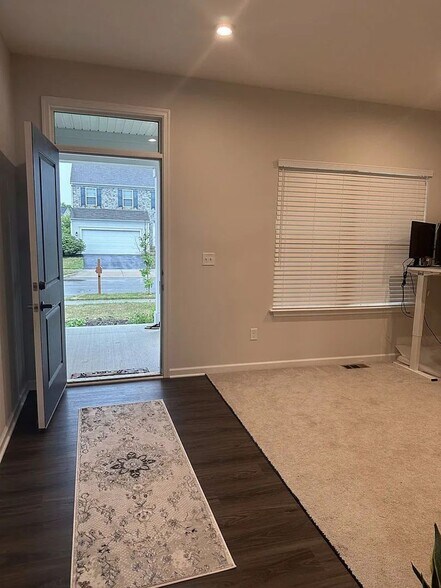 Building Photo - 452 Steeplechase St