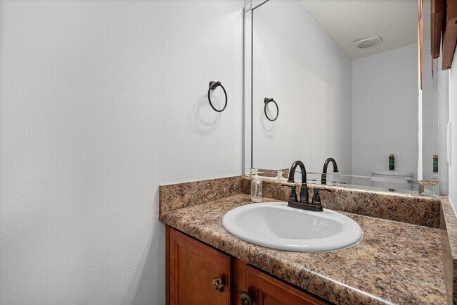 Building Photo - Spacious 4-bedroom Retreat