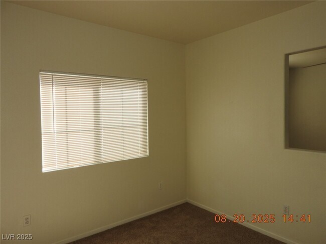 Building Photo - 3400 Cabana Dr