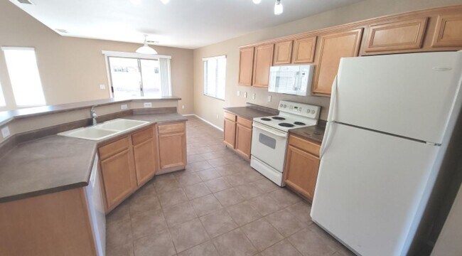 Building Photo - 5 Bedroom Home