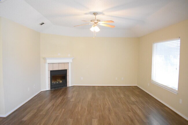 Building Photo - Updated Duplex with Large Basement in Coop...