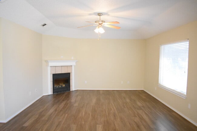 Building Photo - Updated Duplex with Large Basement in Cooper School District!