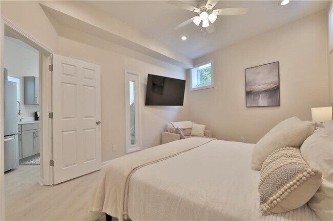 Building Photo - 2125 Clay Rd SW