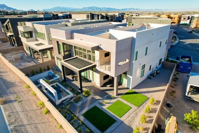 Building Photo - Mesa Ridge Luxury Oasis Feathertop