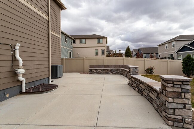 Building Photo - Beautiful Home with Stunning Views!