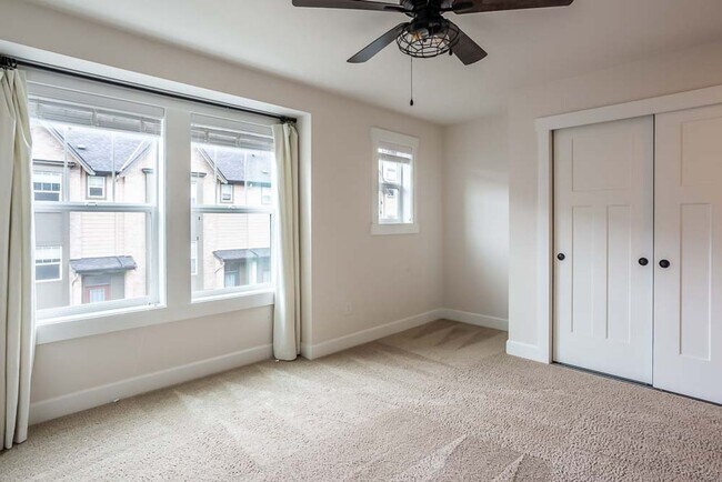 Building Photo - Welcome to the Brownstones at Issaquah Highlands Available August 1st
