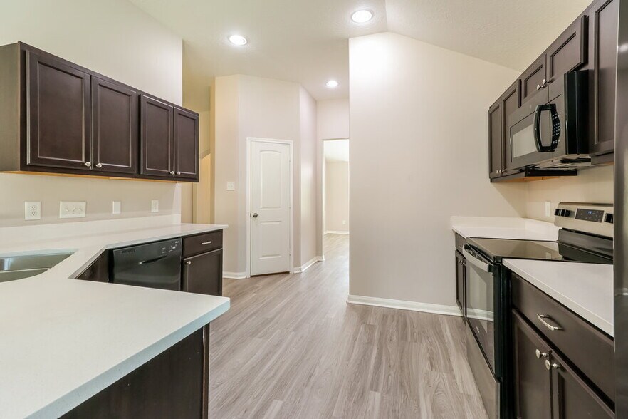 Building Photo - 603 Lake View Dr