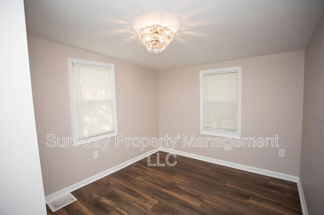 Building Photo - 220 N Locust Ave