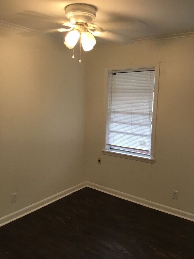 Building Photo - *3/2*SOUTHERN HILLS/SOUTHWOOD*FRESH PAINT*