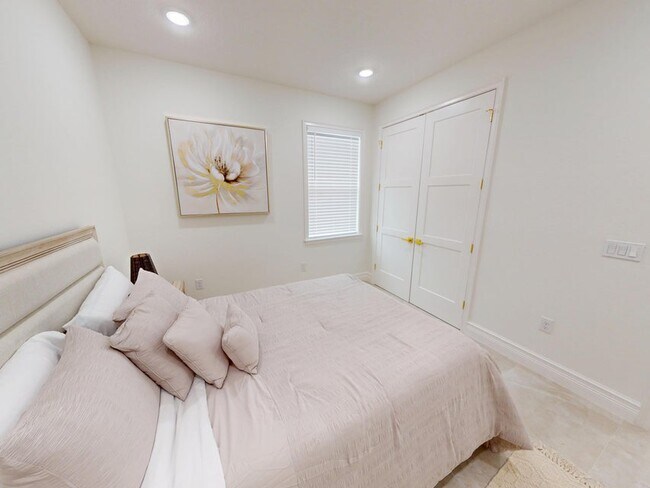 Building Photo - 409 SW Bradshaw Cir