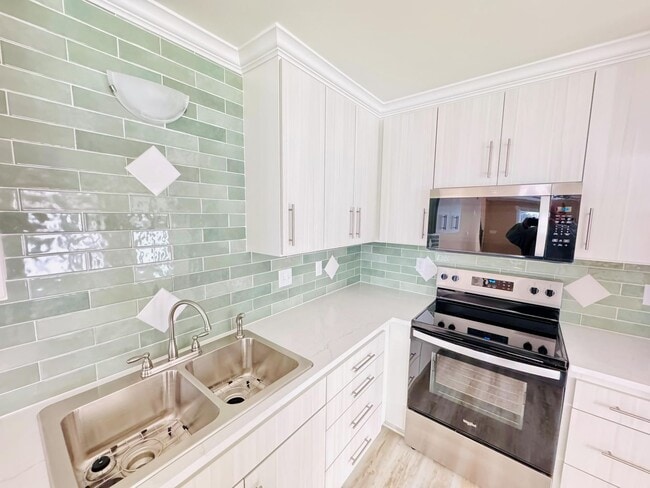 Building Photo - Luxury country rental 4x3 gated off black top!