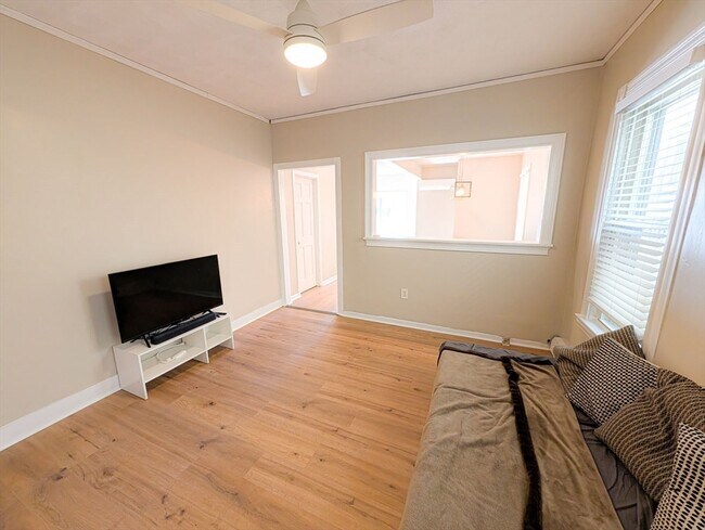 Building Photo - 103-105-105 Homer St