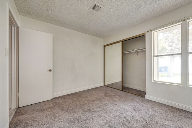Building Photo - Charming Single-Level Townhome with Modern Flooring & Update Bathroom & Kitchen