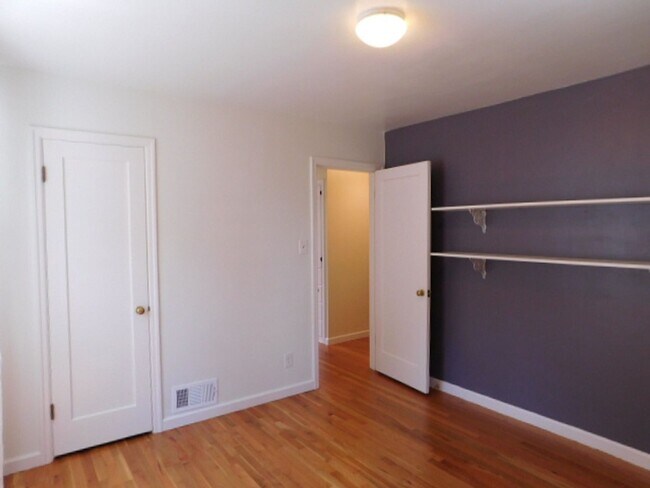 Building Photo - 3Bd/1Ba Two Story House w/ Basement - Avai...