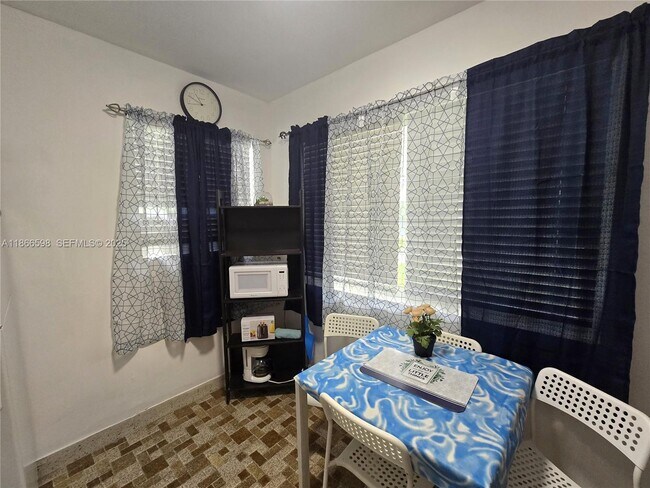 Building Photo - 2305 Monroe St