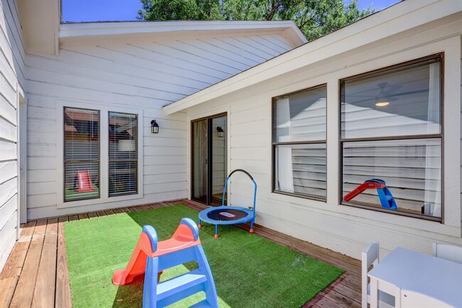 Building Photo - 5609 Courtyard Cove