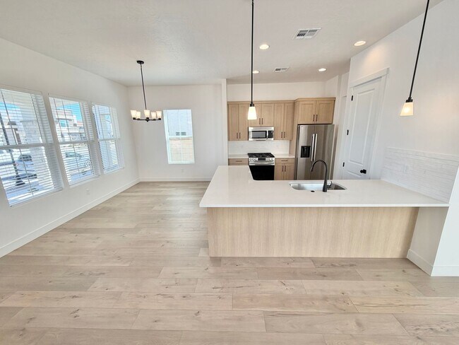 Building Photo - Desert Color 4 Bed Home!