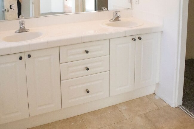 Building Photo - 3 bedroom 2.5 bathroom two-story rental in...