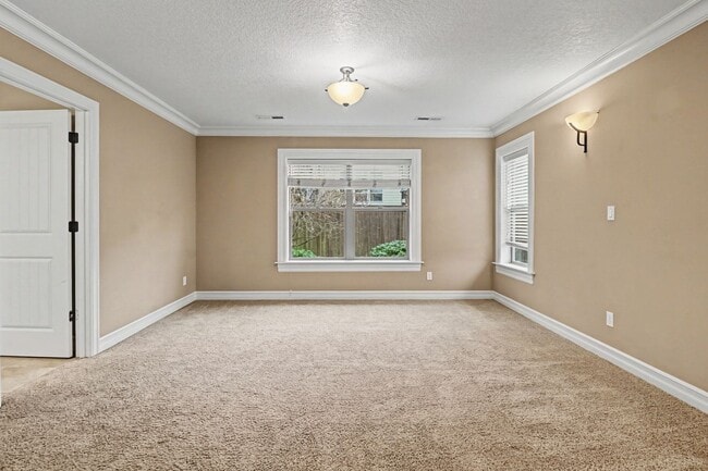 Building Photo - 4 bed, 2.5 bath Two-Story Home in West Salem