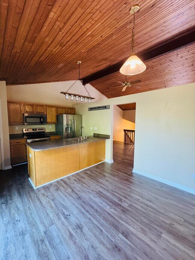 Building Photo - 3539 Lochdale Terrace