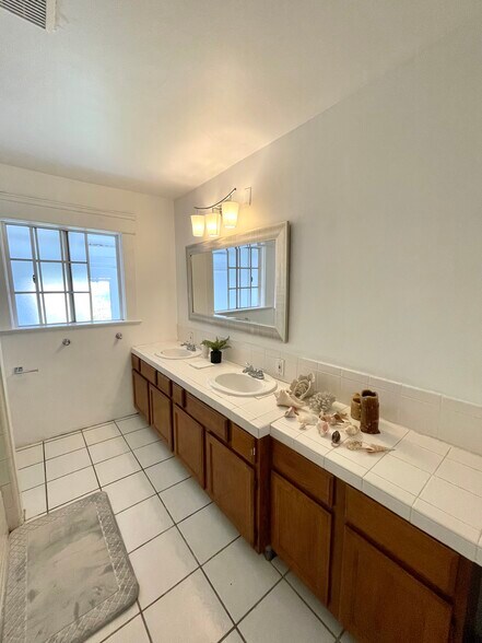 Building Photo - 1624 S Gramercy Pl