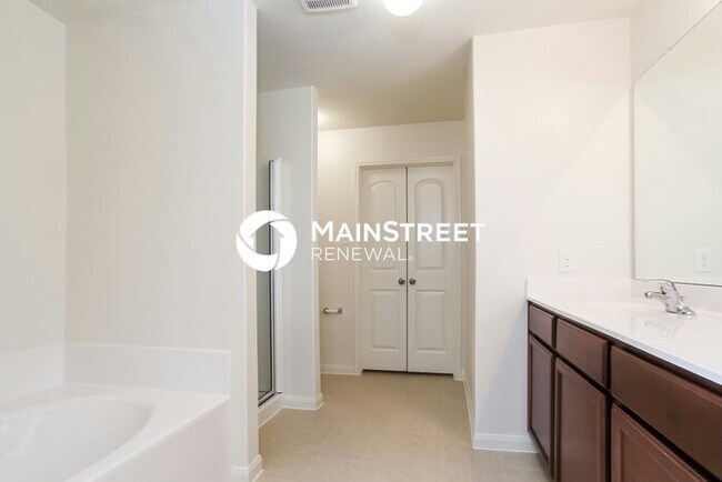 Building Photo - 4 Bedroom Pet-Friendly Home in Rosharon, TX with Main Street Renewal