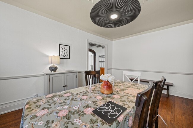 Building Photo - 2835 N Lake Dr