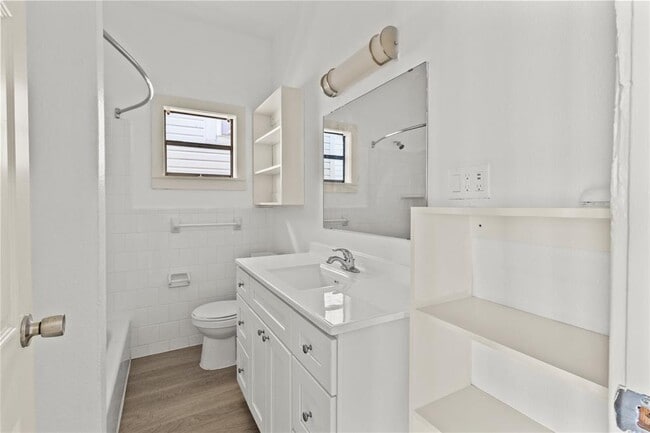 Building Photo - 1522 Seawall Blvd