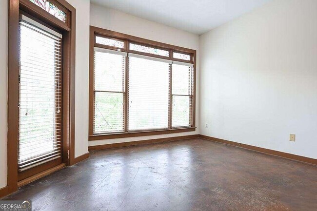 Building Photo - 250 Martha Dr