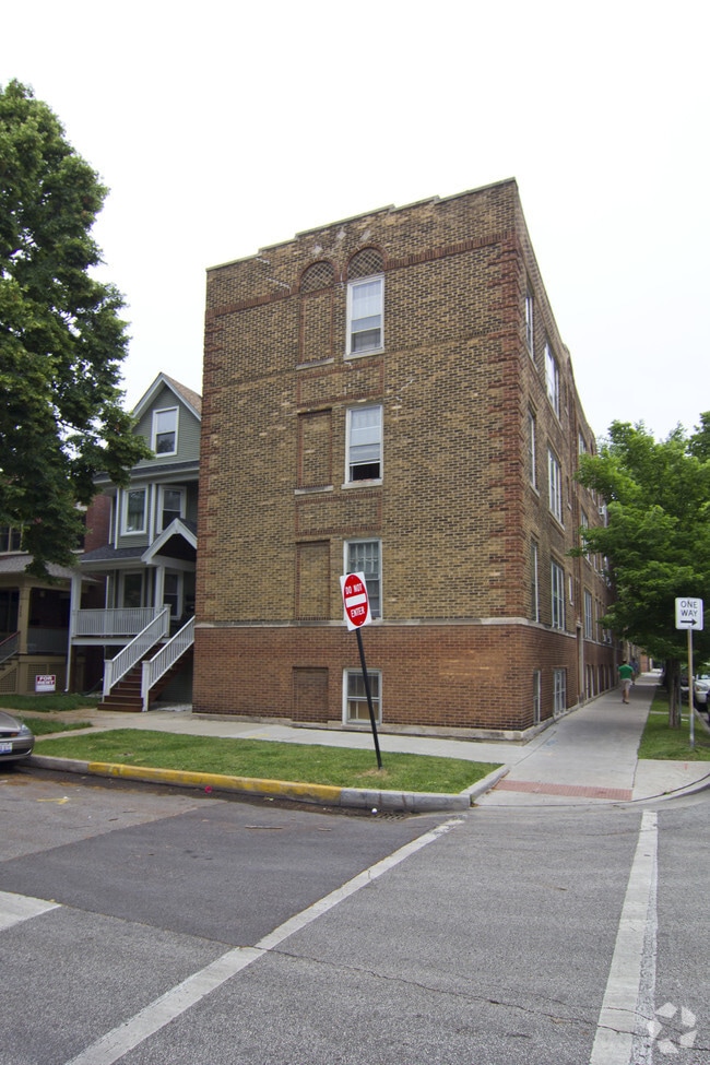 Building Photo - 2305 W Wilson Ave