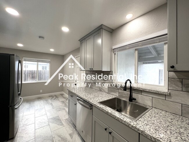 Building Photo - Beautifully Updated 3bd/2ba Home with 2 Car Garage!