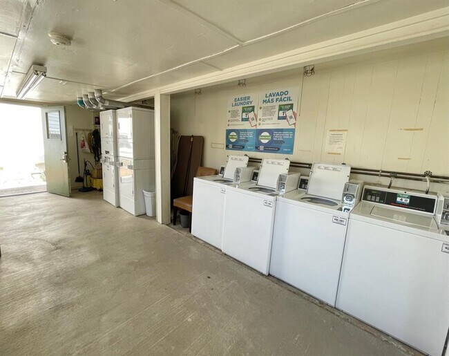 Building Photo - 1111 W 10th St