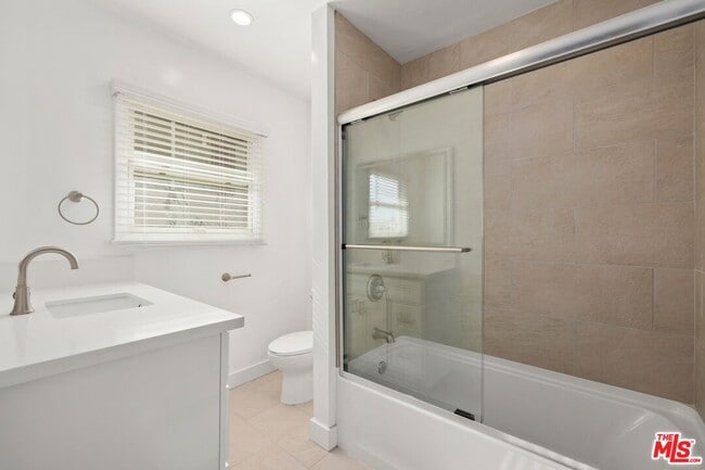 Building Photo - 219 3rd Ave