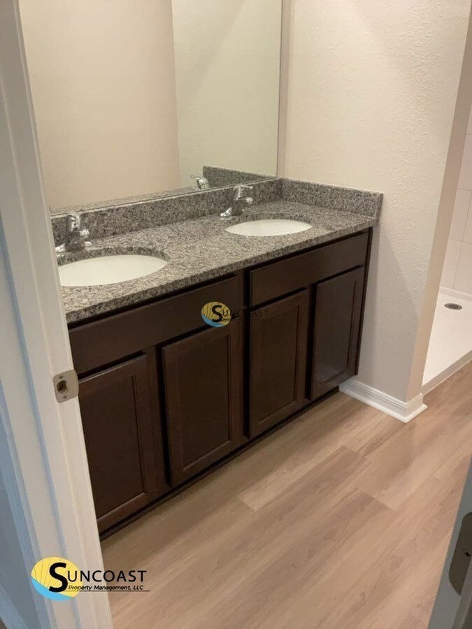 Building Photo - 5557 Broadgate Ct