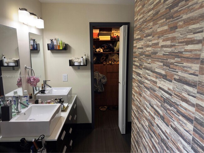 Building Photo - 10600 SW 146th Ct