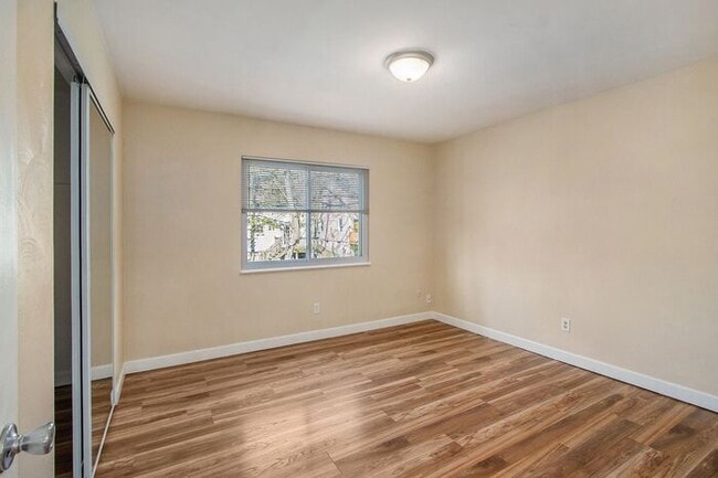 Building Photo - 2-Bed/1-Bath Town House, 850 sq. ft. - Ask...