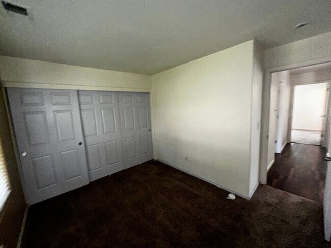 Building Photo - 3 Bedroom 2 Bath House with Amazing Rosevi...