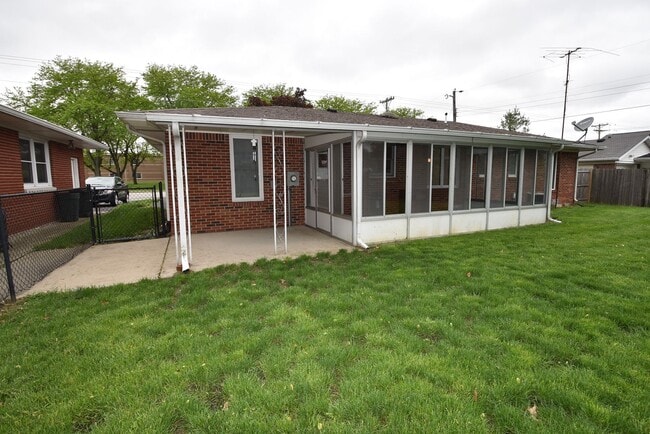 Building Photo - Single Level, Two Bedroom House in Greenfield