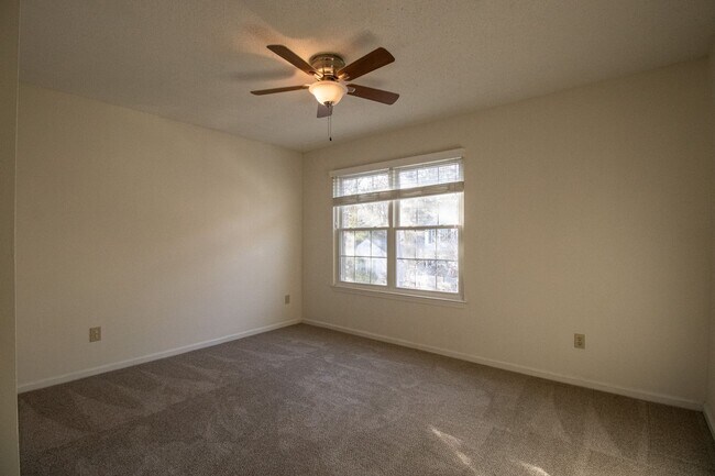 Building Photo - 3 Bedrooms, 2.5 Bathrooms Townhouse Rental