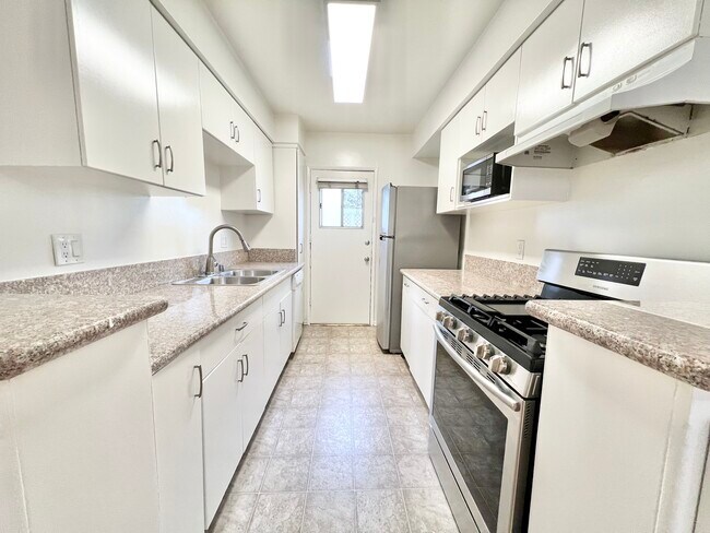 Building Photo - 3661 Vinton Ave